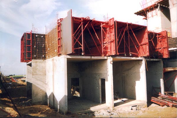 Konut projesinde uygulanmış Acer tünel kalıbı ve elde edilen düzgün beton yüzey
