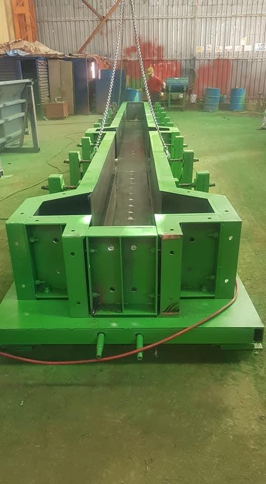 Boyanmış yeşil çelik kolon kalıbı, fabrika içi görünüm