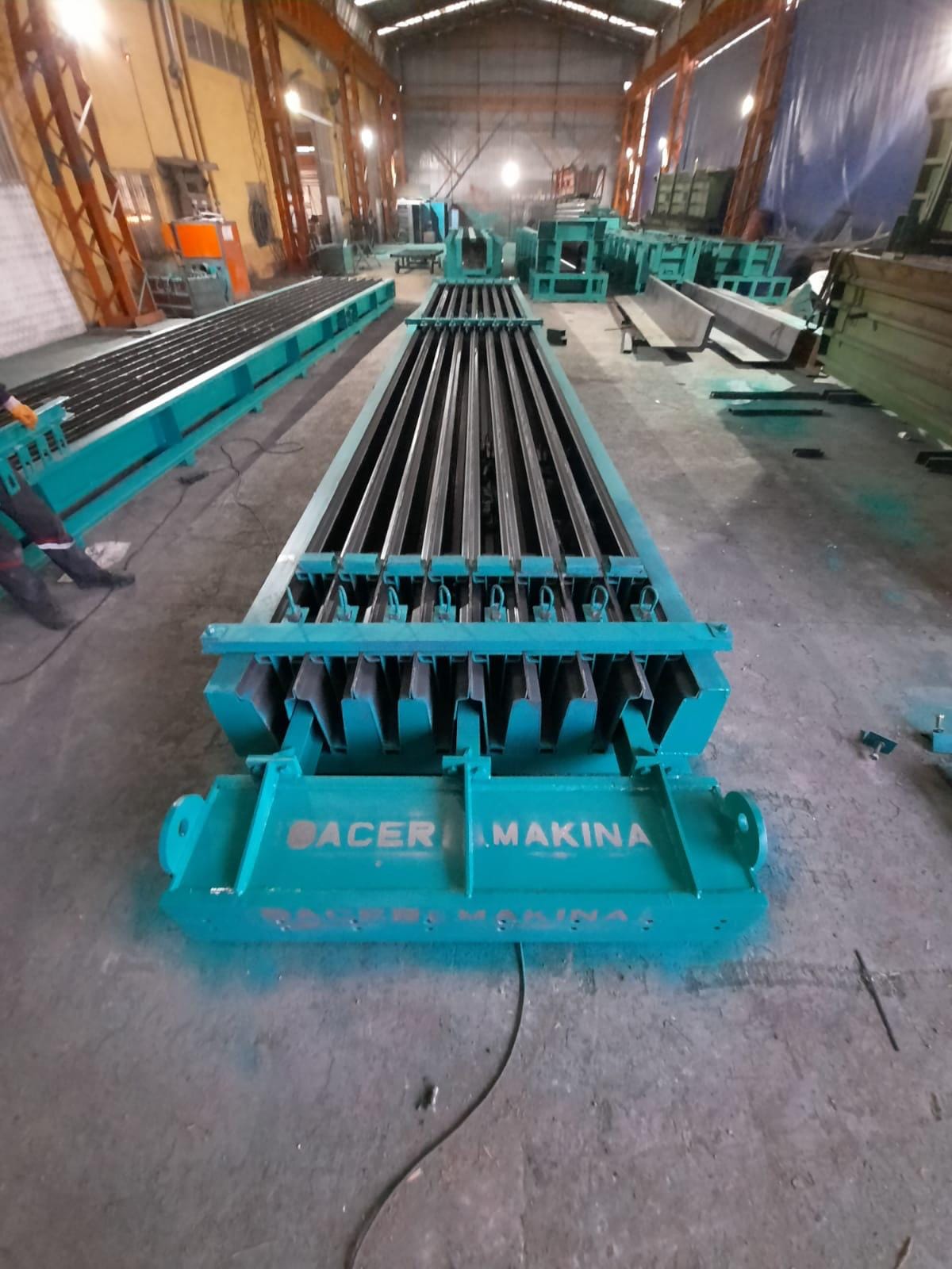 Turkuaz renkli çok sıralı prefabrik döşeme elemanı kalıbı