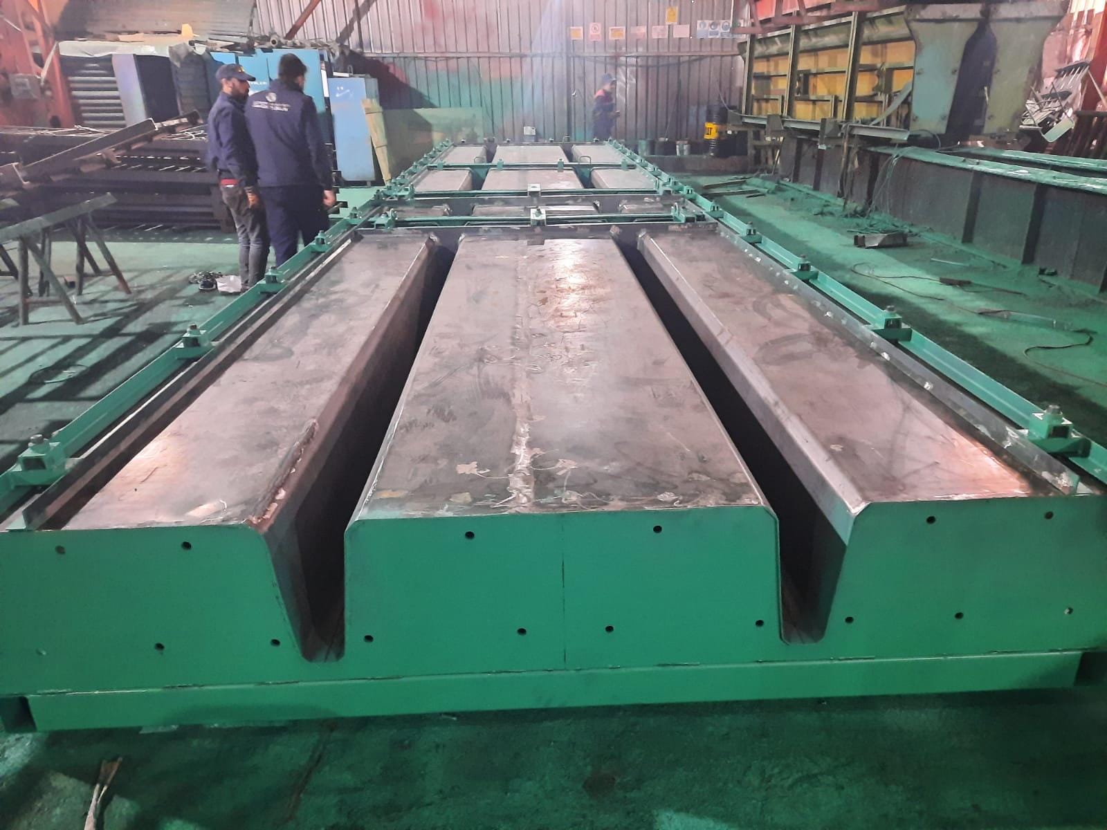 Fabrikada üretim aşamasındaki uzun açıklıklı prefabrik kiriş kalıpları
